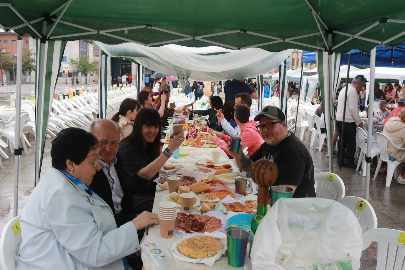 La comida en la calle de Laviana, en imágenes
