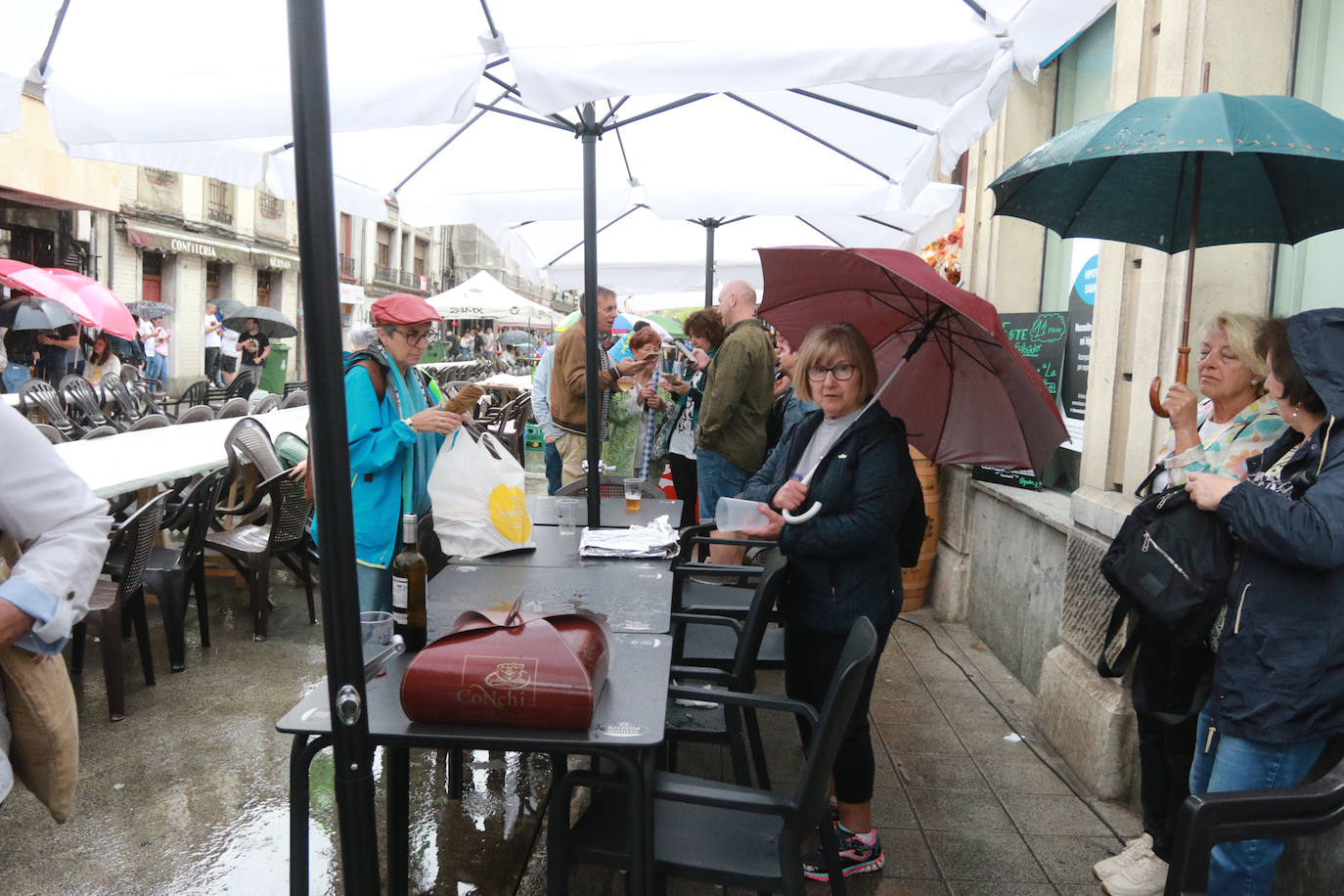 La comida en la calle de Laviana, en imágenes