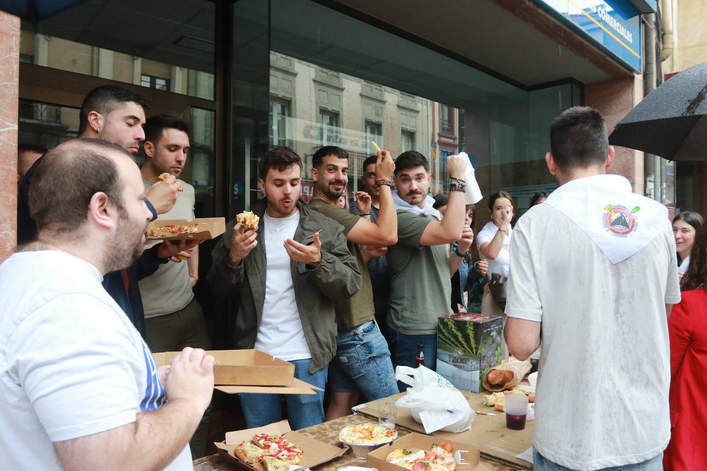 La comida en la calle de Laviana, en imágenes