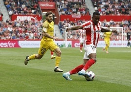 Una jugada del partido que se disputa en El Molinón entre el Sporting de Gijón y el Andorra.