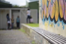 Jóvenes en el patio de uno de los centros asturianos dedicados a la acogida a menores cuya tutela asume el Principado.