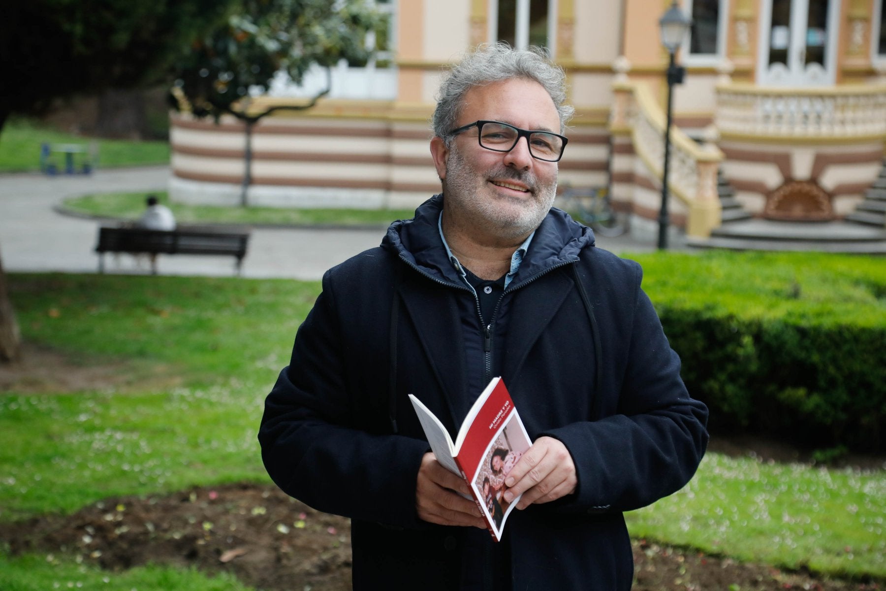 El escritor ovetense, con su libro, junto al palacio de Villa Magdalena. Pipo Prendes.