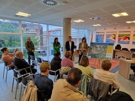 Miguel Ángel Ruiz Bazaco, jefe del Servicio de Proyectos y Obras Hidráulicas de Transición Ecológica; Vanesa Mateo, directora general del Agua; el alcalde de Gozón, Jorge Suárez; y la consejera Nieves Roqueñí, durante la presentación a vecinos y asociaciones de las obras de mejora del saneamiento de Laviana.