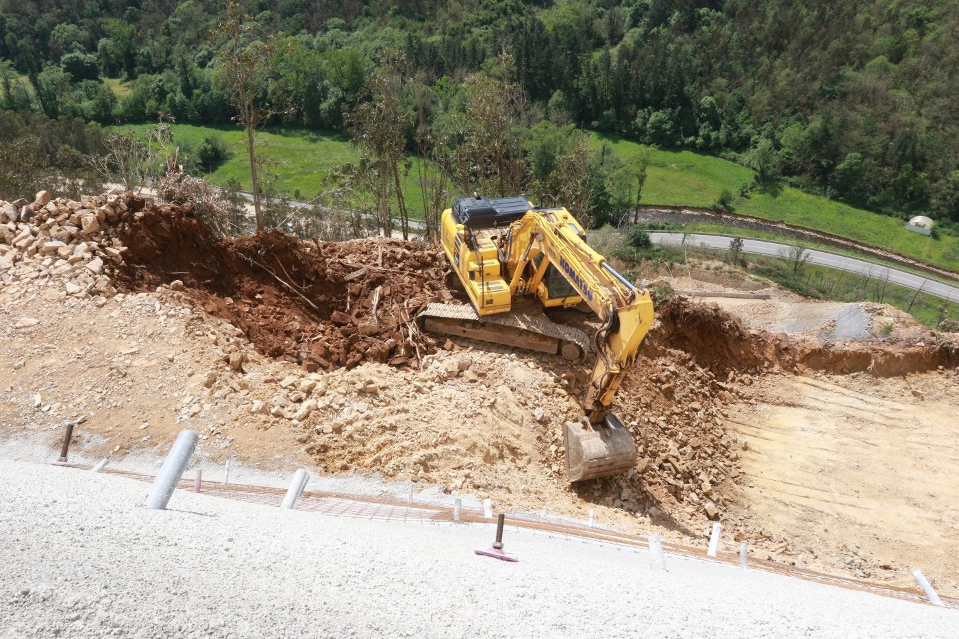 Una pala retirando una franja de argayo para continuar la construcción del talud de Casazorrina, que se ejecuta de arriba a abajo.