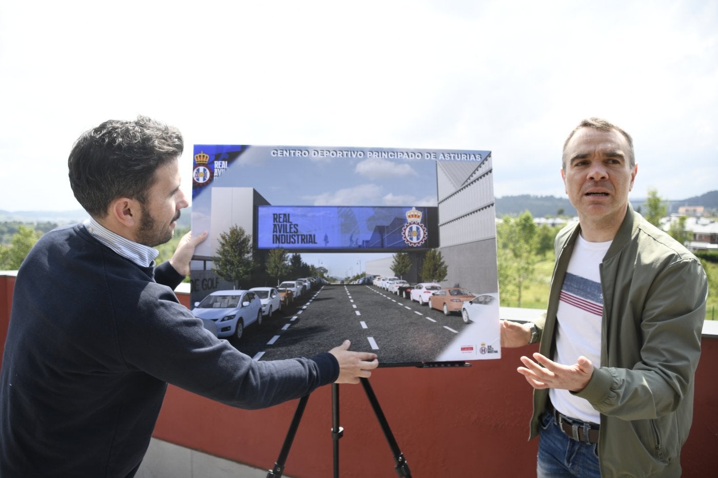 La presentación el año pasado del proyecto del Real Avilés por su presidente y el alcalde de Corvera.