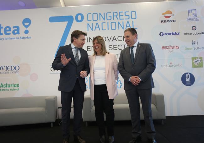 José Luis Álvarez Almeida, Gimena Llamedo y Alfredo Canteli, en la séptima edición del Congreso Nacional de Innovación en el sector de la hostelería.