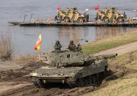 Soldados españoles conducen un tanque Leopard después de cruzar el río Vístula mientras participan en el ejercicio militar en Polonia.