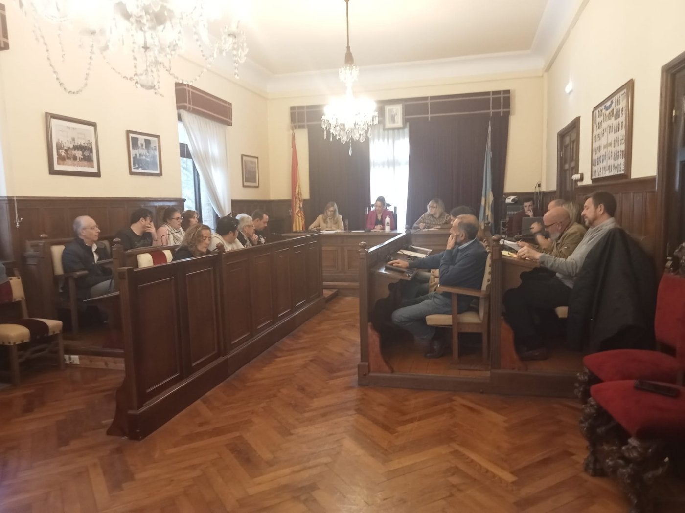 Sesión plenaria celebrada, ayer, en Lena.