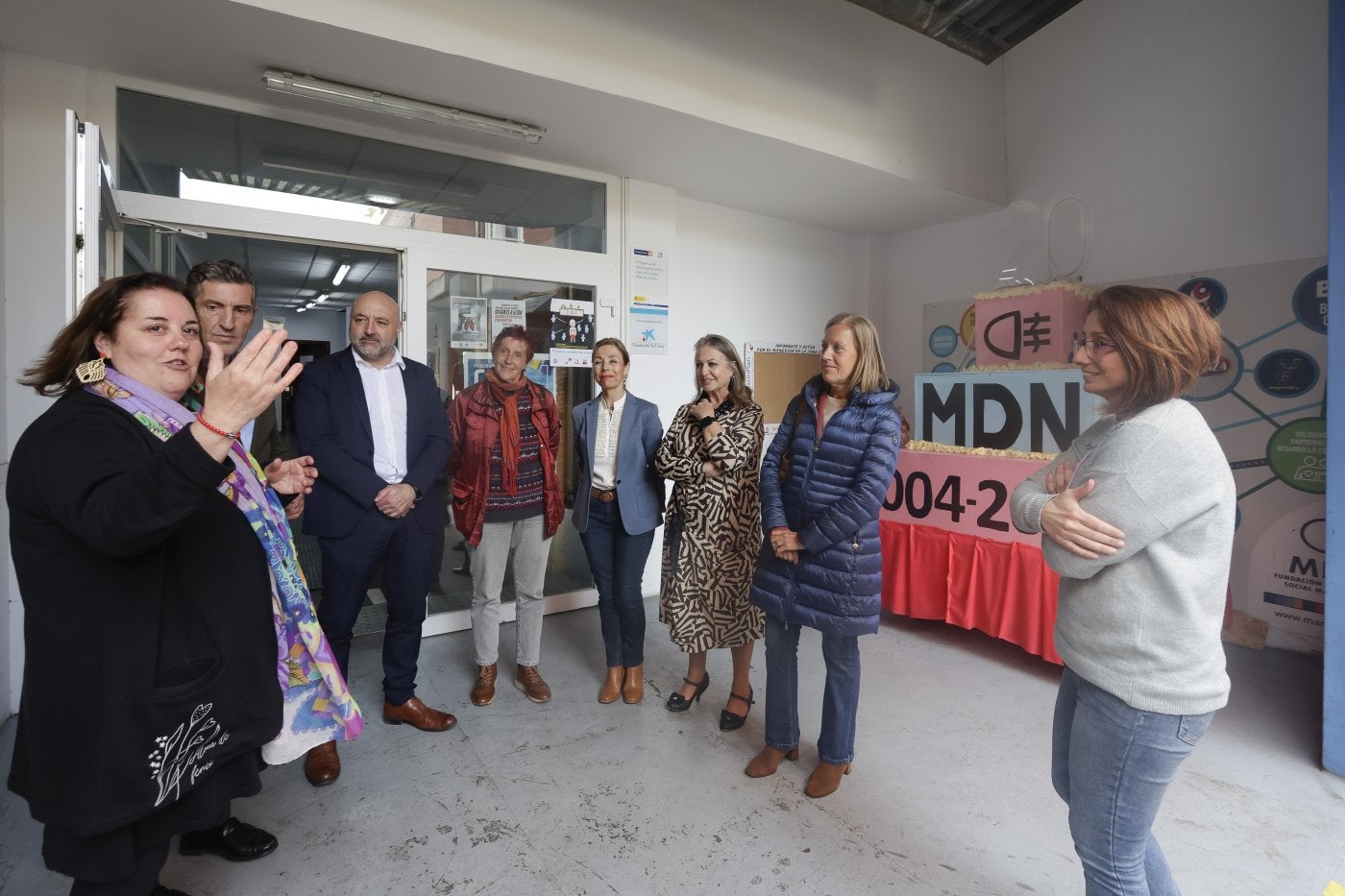 Rocío Álvarez, codirectora de Mar de Niebla; los concejales, Jorge Pañeda (Deportes y Educación) y Guzmán Pendás (Atención y Participación Ciudadana); Geles García, patrona de Mar de Niebla; Ángeles Fernández-Ahuja (Servicios Sociales); Blanca Cañedo, presidenta de la entidad; Pilar Fernández Pardo, diputada de la Junta General y Eva Tirado, codirectora de Mar de Niebla, en la visita en la que mostraron sus instalaciones.