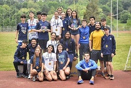 Equipos del Bikila con los entrenadores David Sotura, Javier Artime y Enrique González.