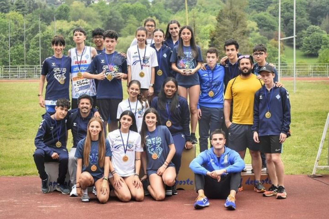 Equipos del Bikila con los entrenadores David Sotura, Javier Artime y Enrique González.