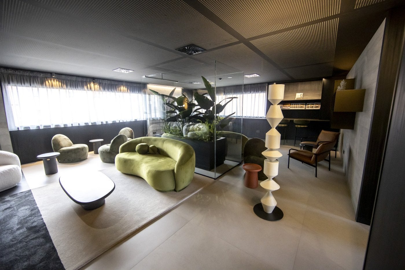 El salón social ubicado al lado de la recepción del hotel.