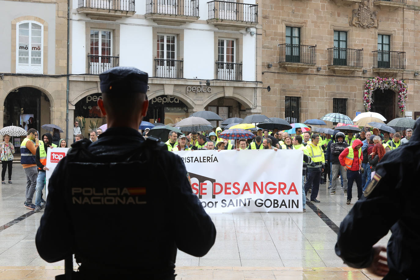 Los trabajadores de Saint-Gobain: «¡Basta ya! Avilés es industrial»