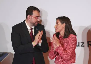 La Reina Letizia y el presidente de Asturias, lesiones a pie cambiado