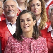 La chaqueta y el top 'low cost' que la Reina Letizia estrenó en Oviedo