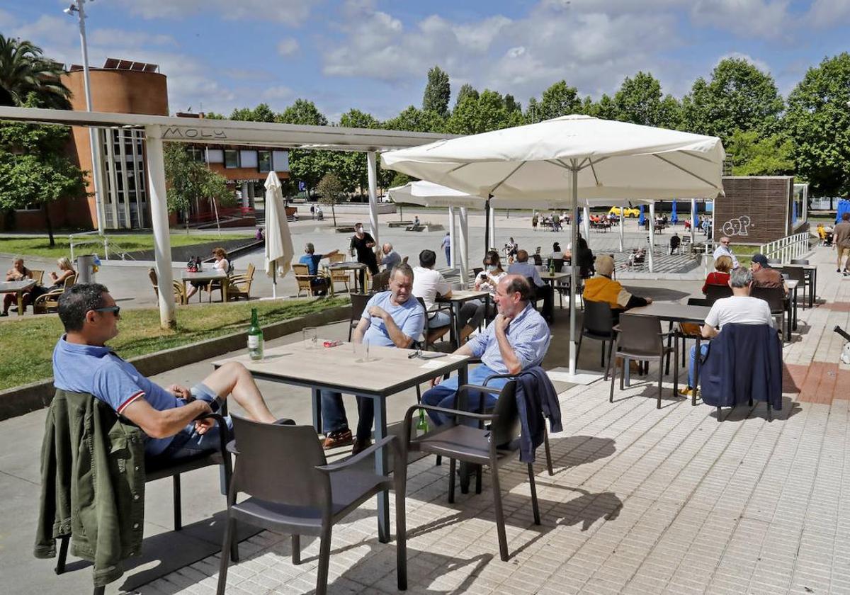 Varias personas disfrutan en una terraza de Gijón.