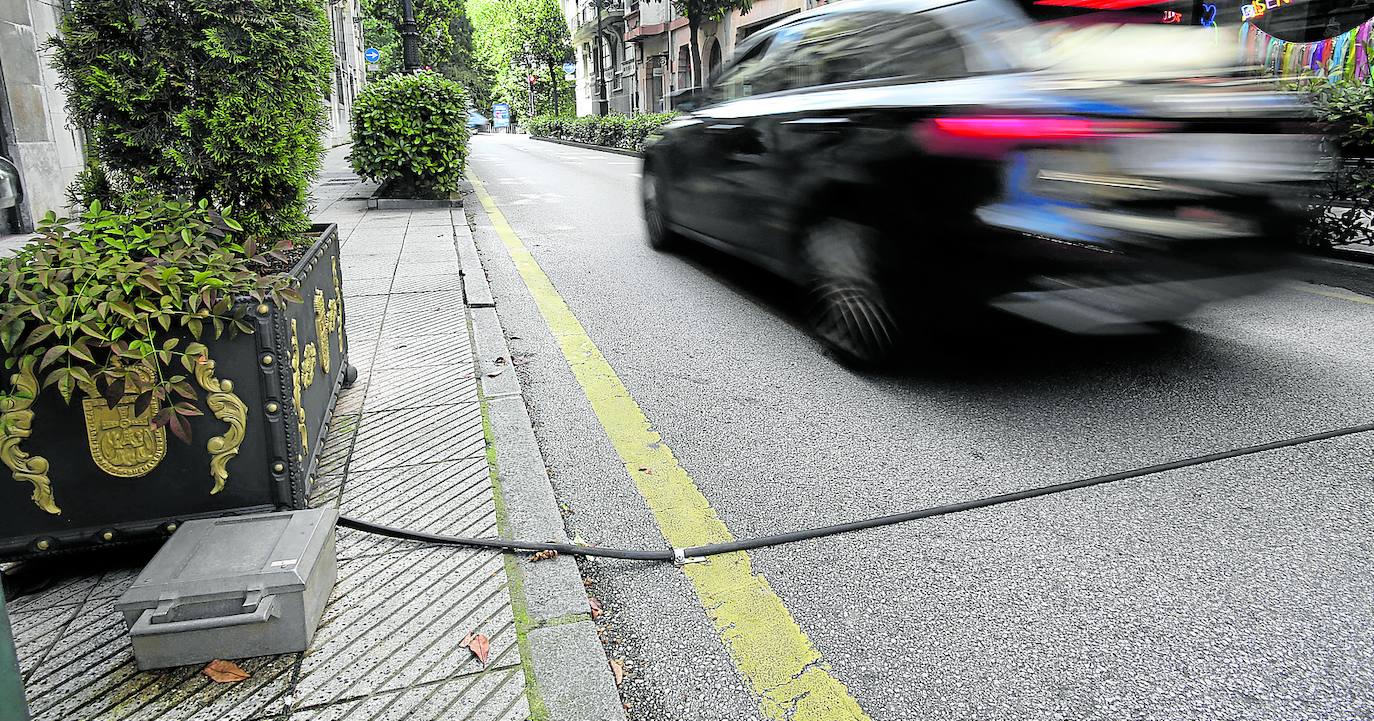 Uno de los aforadores en la calle Cabo Noval.