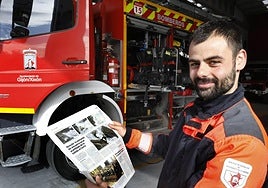 Alejandro Gallo, bombero que rescató a una perra en Cimavilla, posa con el reportaje de EL COMERCIO. JOSÉ SIMAL