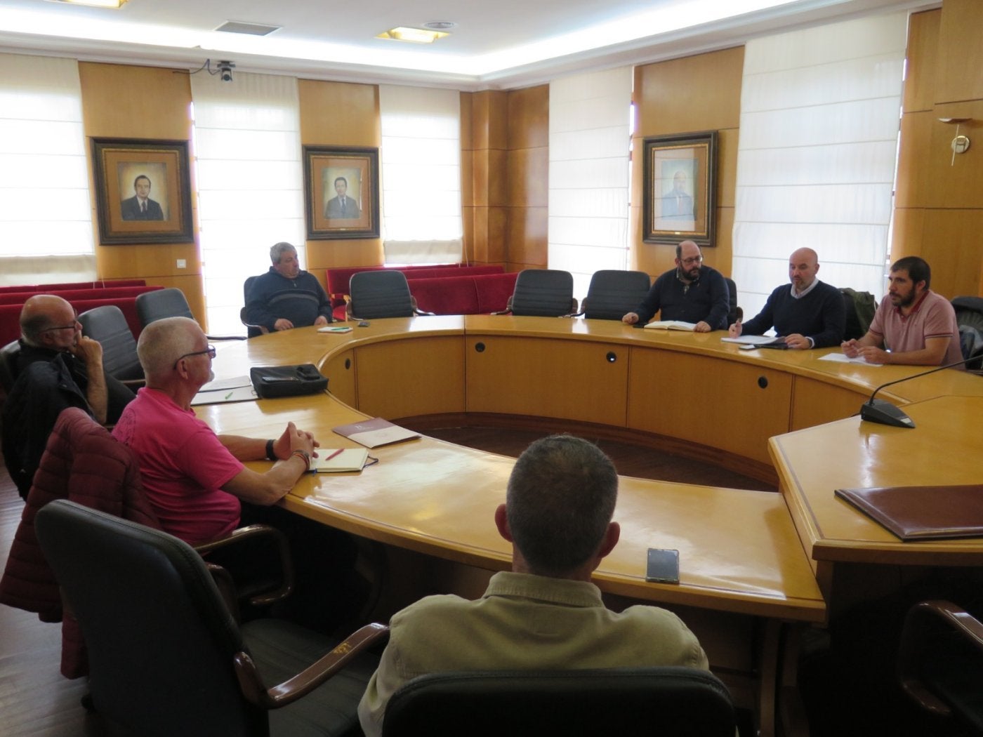 Reunión de la comisión para abordar los problemas del sector ganadero en Carreño.