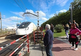 Algunos viandantes celebraron con aplausos y vítores el paso del AVE por Larrañaga.