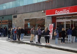 Personas hacen cola para entregar sus currículums para el proceso de selección Supermercados Familia en Asturias.