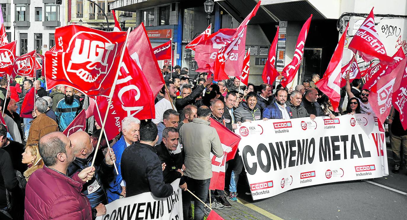 Trabajadores del sector del metal de Asturias durante la concentración frente a la sede de Femetal, ayer en Gijón.