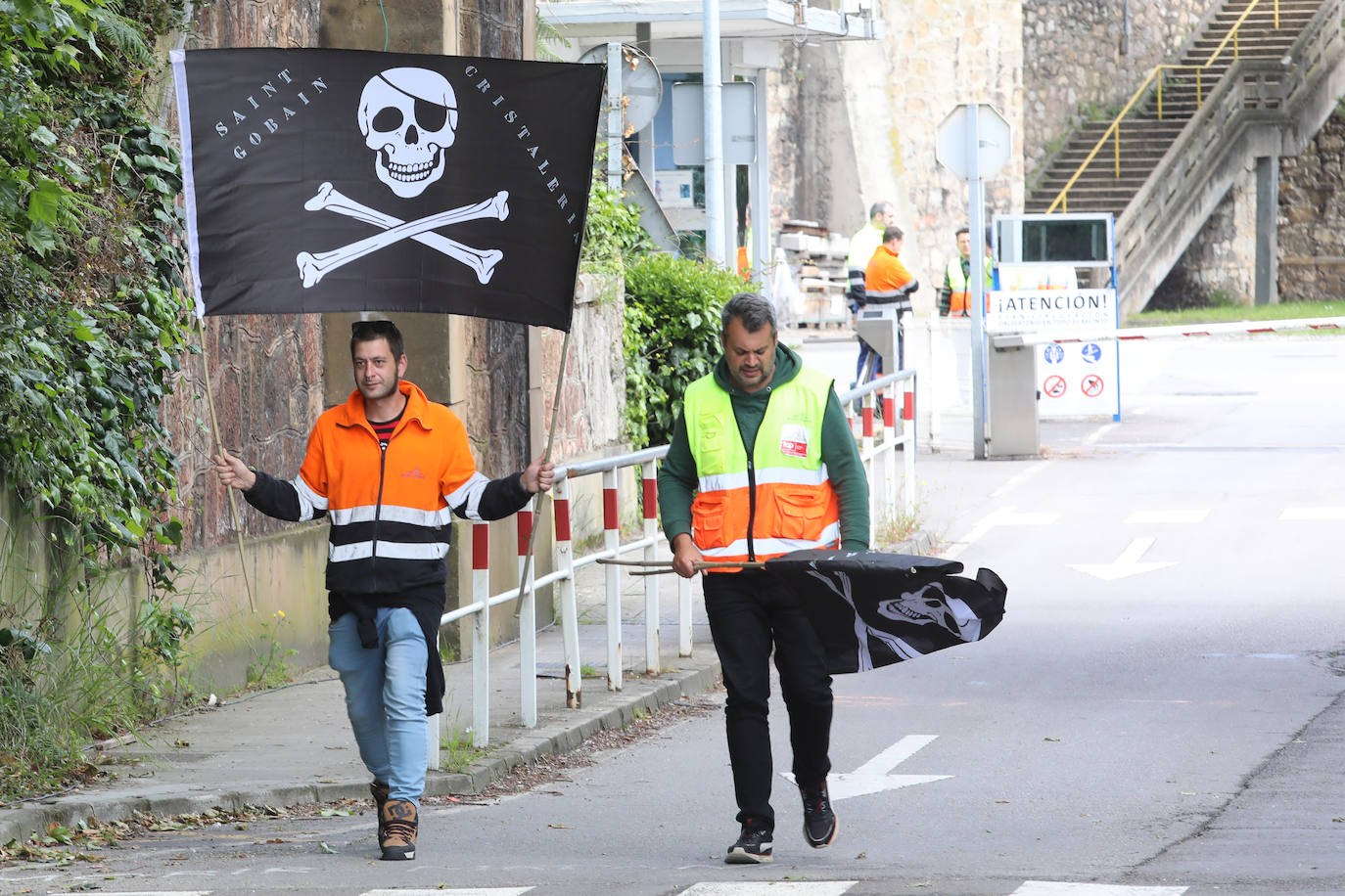 Yolanda Díaz arenga en Avilés a los trabajadores de Saint-Gobain