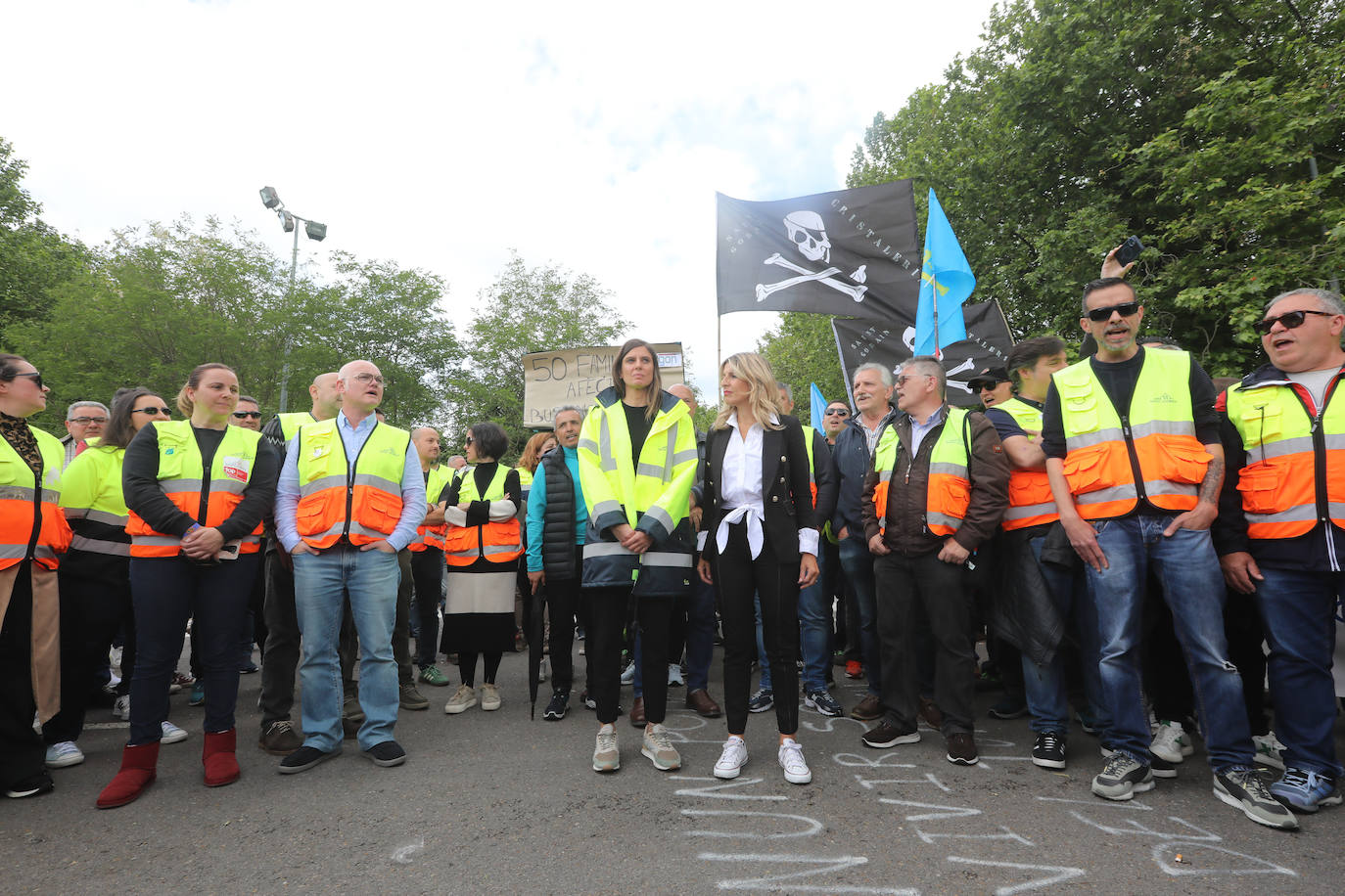 Yolanda Díaz arenga en Avilés a los trabajadores de Saint-Gobain