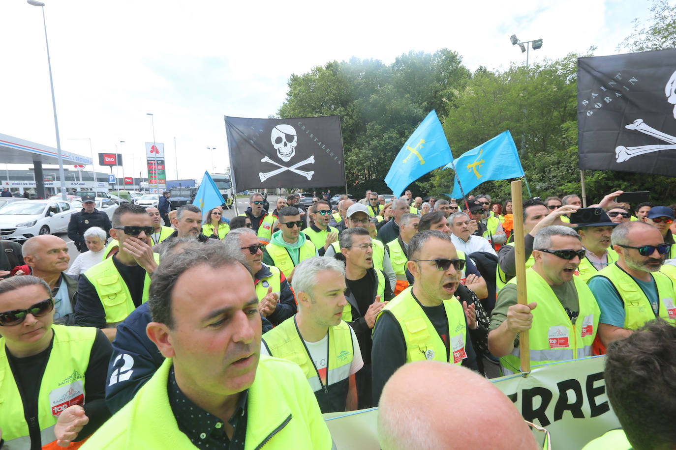 Yolanda Díaz arenga en Avilés a los trabajadores de Saint-Gobain