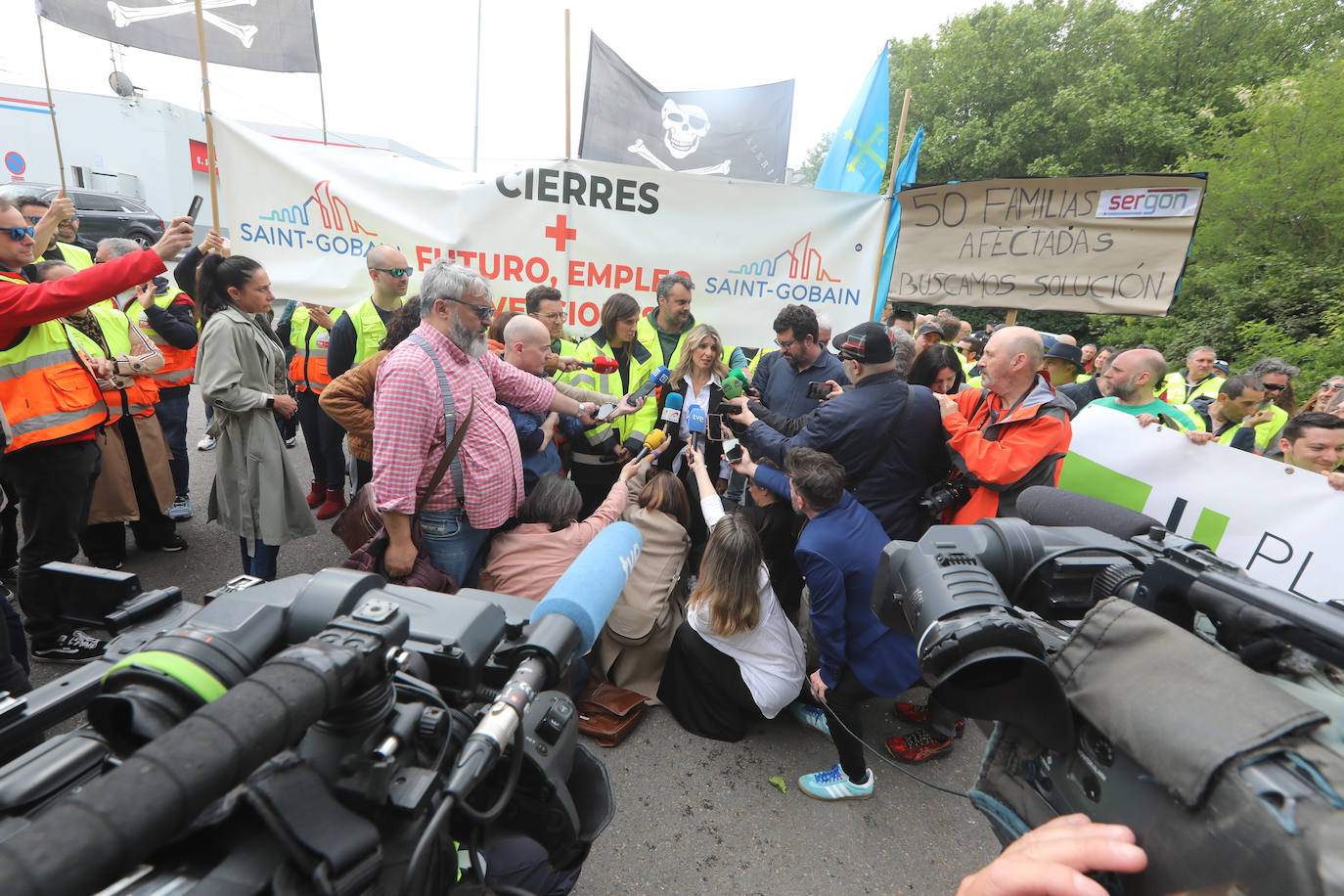 Yolanda Díaz arenga en Avilés a los trabajadores de Saint-Gobain