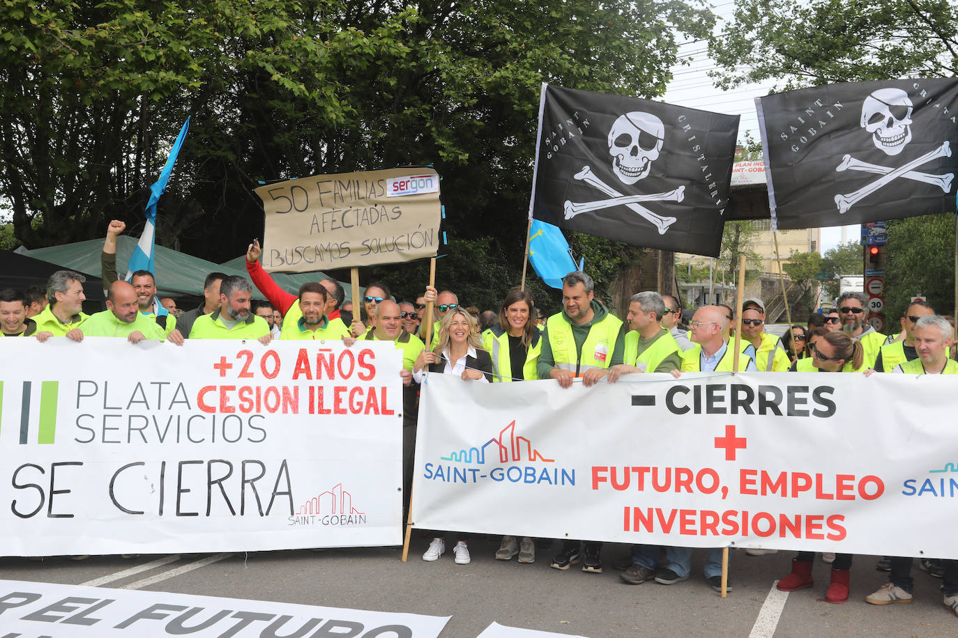 Yolanda Díaz arenga en Avilés a los trabajadores de Saint-Gobain