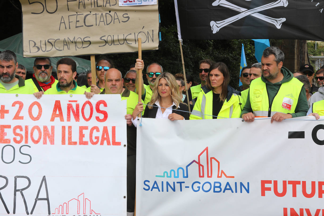 Yolanda Díaz arenga en Avilés a los trabajadores de Saint-Gobain