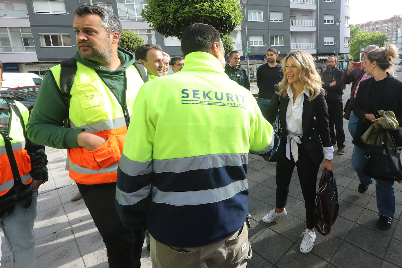 Yolanda Díaz arenga en Avilés a los trabajadores de Saint-Gobain