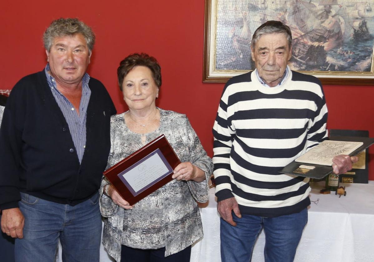 Los homenajeados posan tras recibir sus premios en Argüero.