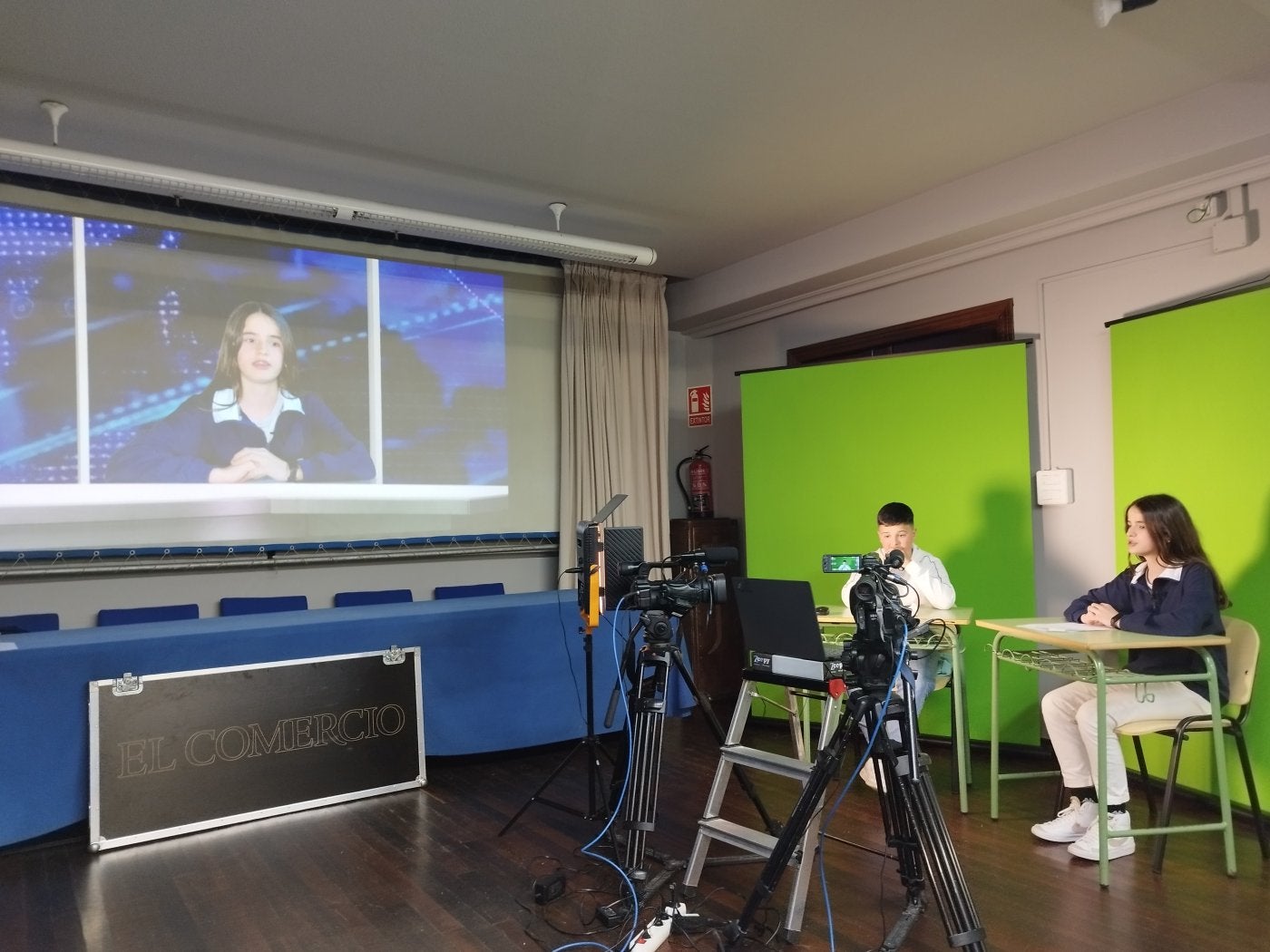 Nicolás Herrera y Miranda Menéndez, durante la grabación del informativo.