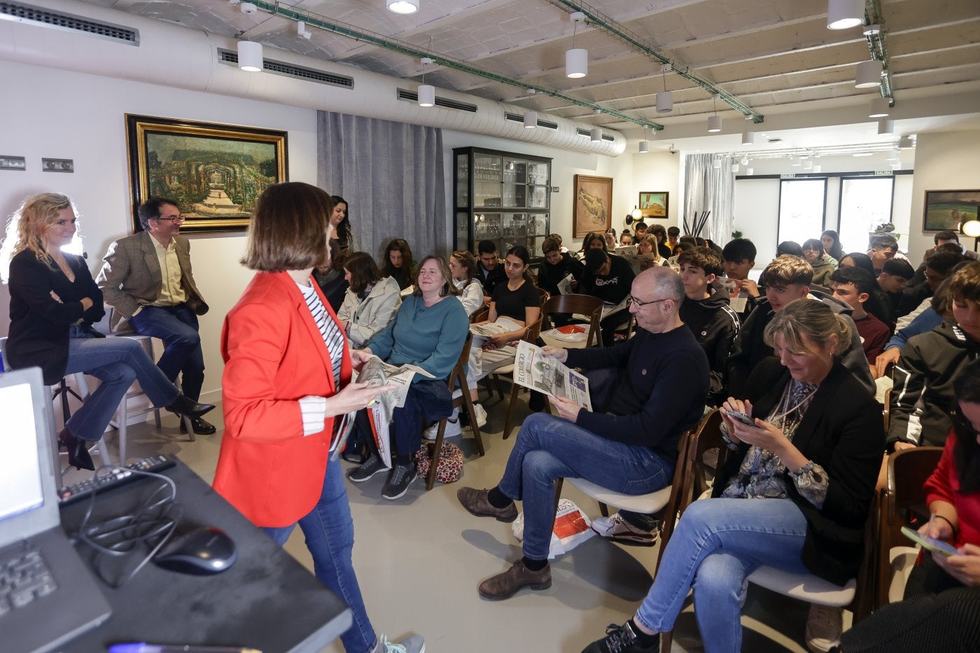 Leticia Álvarez, Ángel González, Laura Fonseca, Luis Felipe Fernández, Mónica Yugueros, profesores y estudiantes del Instituto Elisa y Luis Villamil de Vegadeo.