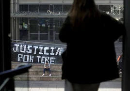 Una pancarta pide justicia por la muerte en Laviana de María Teresa Aladro en 2021. Mario Rojas