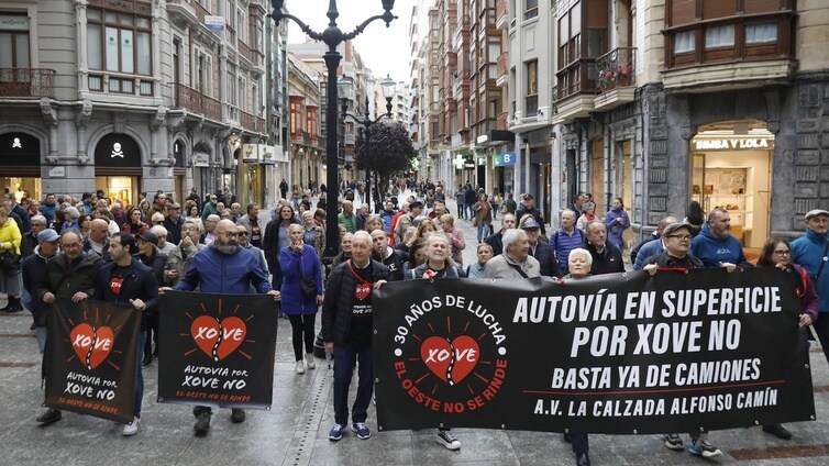 «La contaminación de Gijón nos está matando», claman los vecinos en una sonora protesta