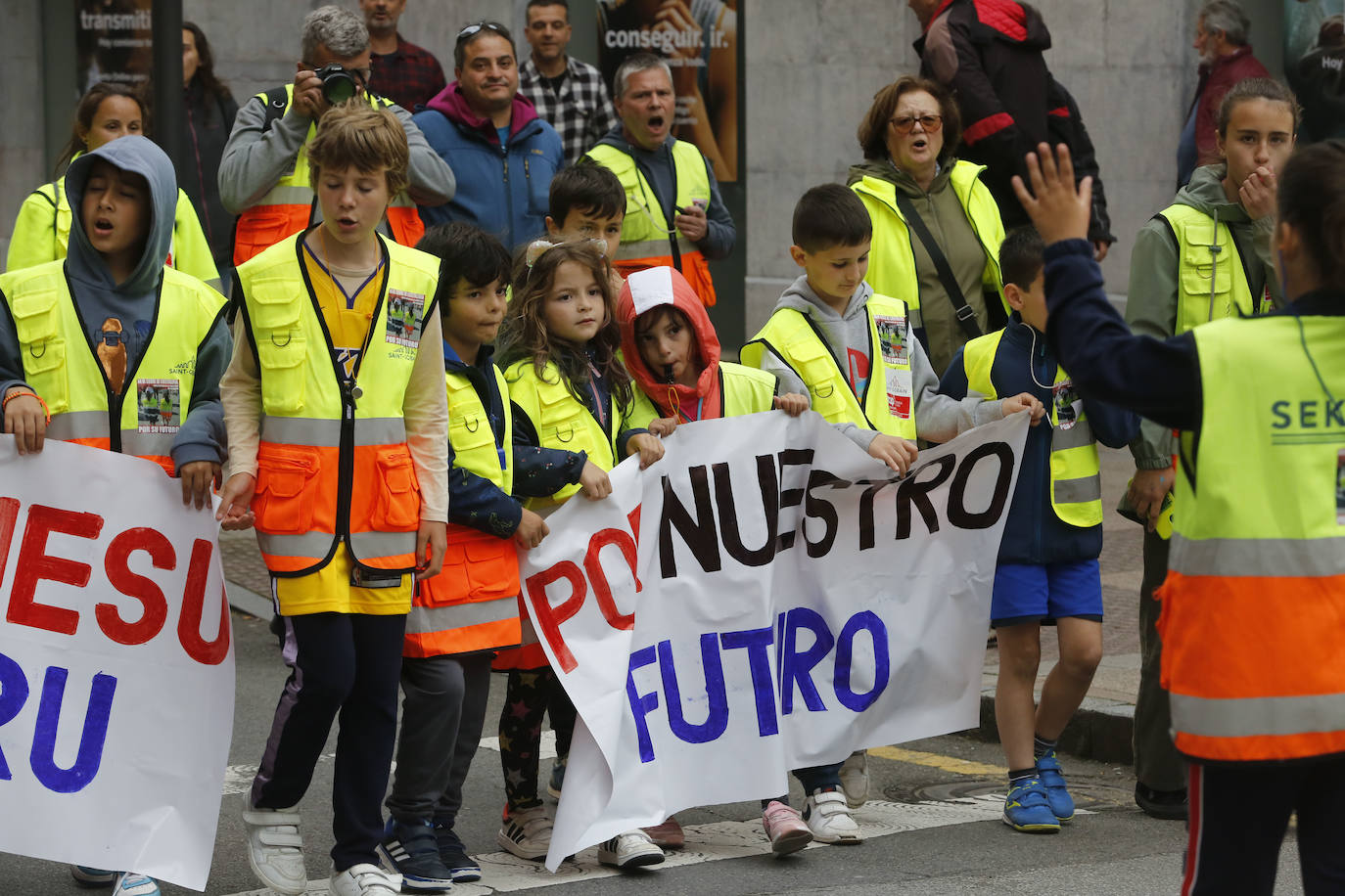 Avilés, unida contra el cierre en Saint-Gobain: «Cristalería no se cierra»