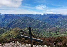 Cruz de cumbre en el pico Cuchu: una montaña en el cordal del Retriñón con mucho que mstrar desde sus altos