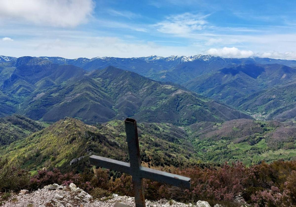 Cruz de cumbre en el pico Cuchu: una montaña en el cordal del Retriñón con mucho que mstrar desde sus altos