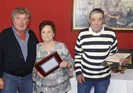 Los homenajeados posan tras recibir sus premios en Argüero.