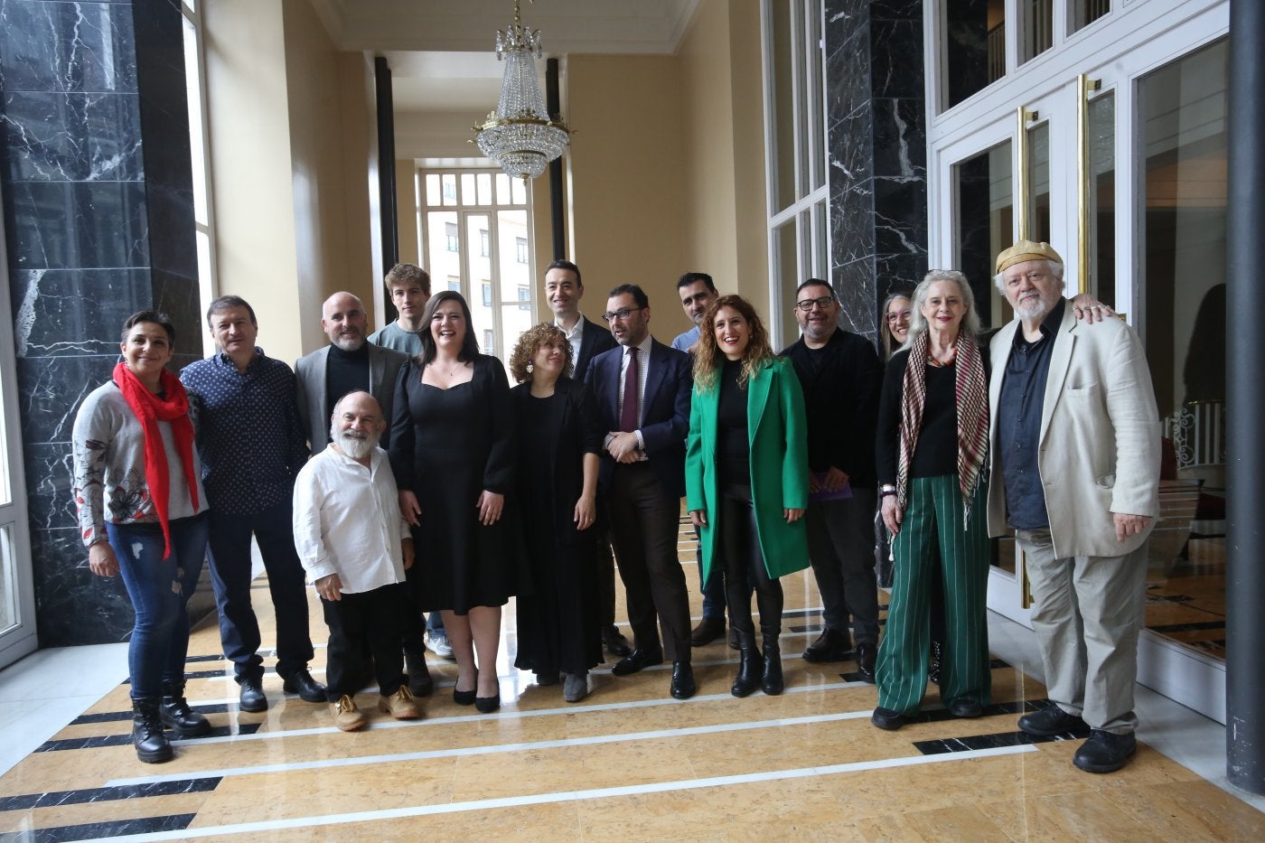 El elenco de 'La flor del azafrán' que se estrena el jueves.