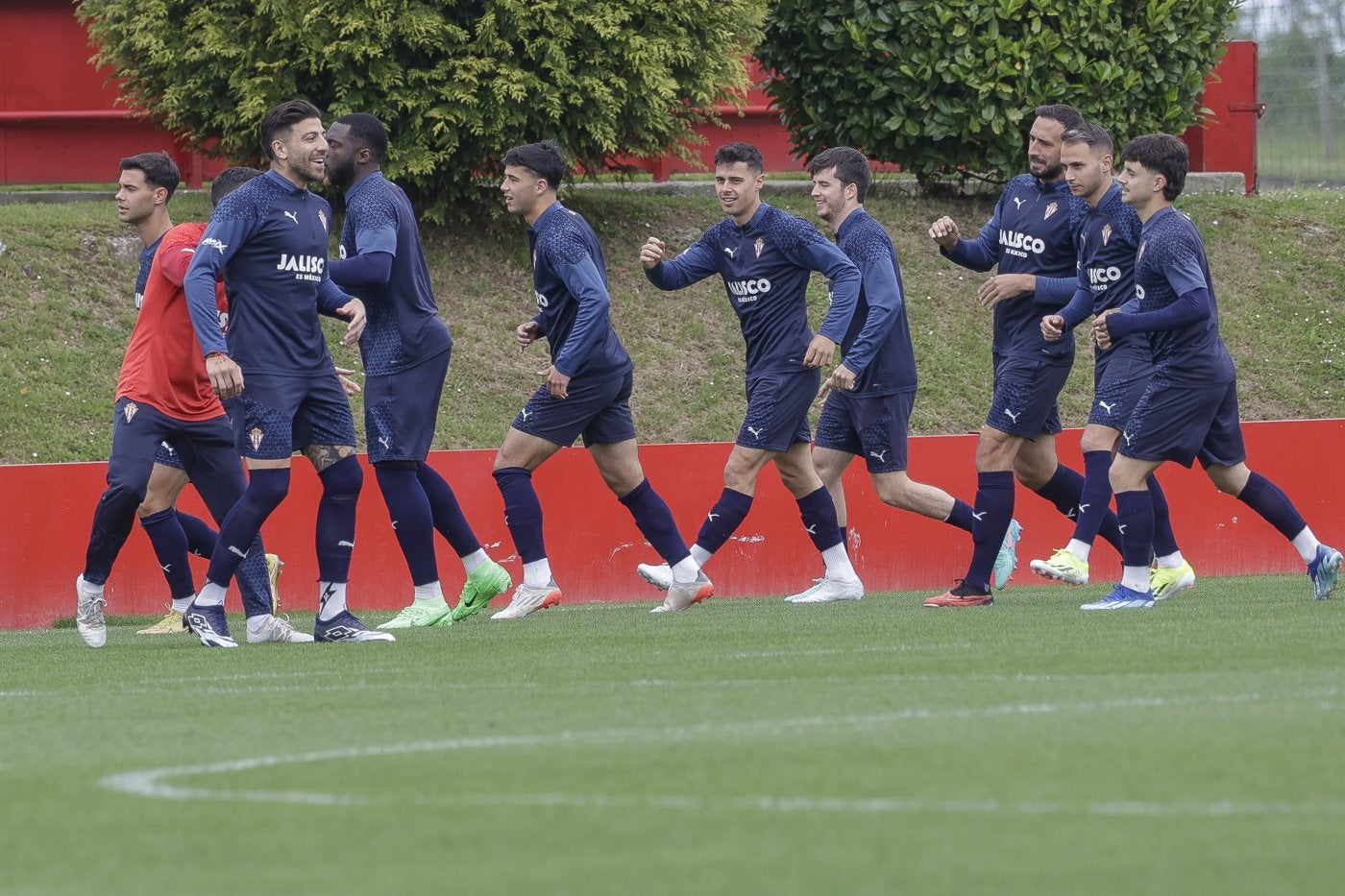 Los jugadores rojiblancos, durante la última de sesión de trabajo en Mareo, antes de poner rumbo a Leganés.