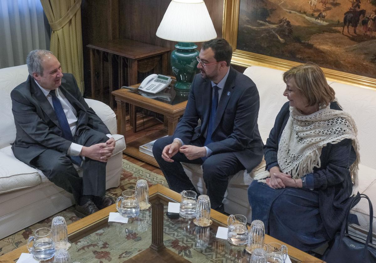 El ministro de Industria, Jordi Hereu, reunido con el presidente del Principado, Adrián Barbón, y la alcaldesa de Avilés, Mariví Monteserín.