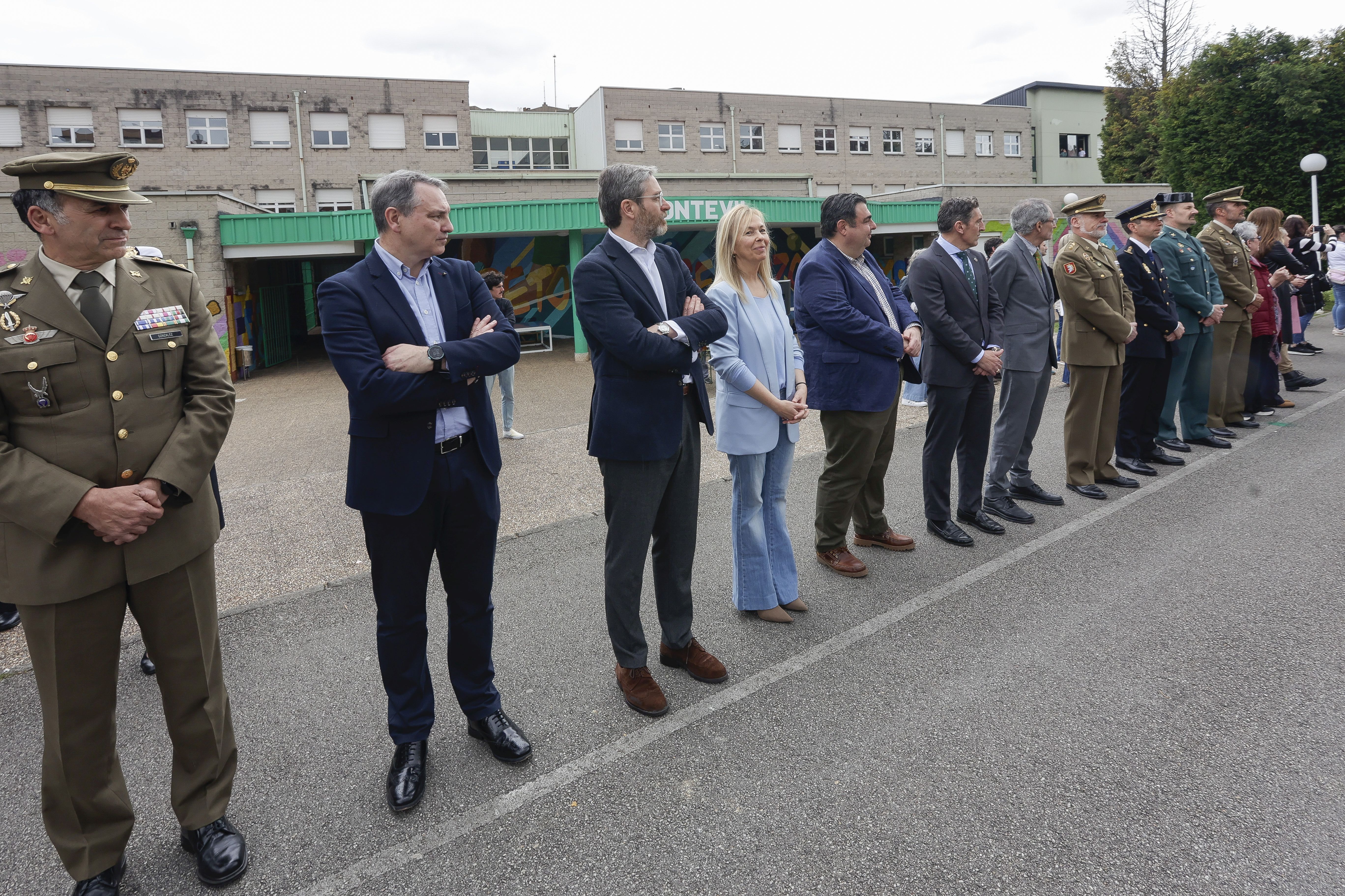 Expectación en El IES Montevil con el izado de la bandera española