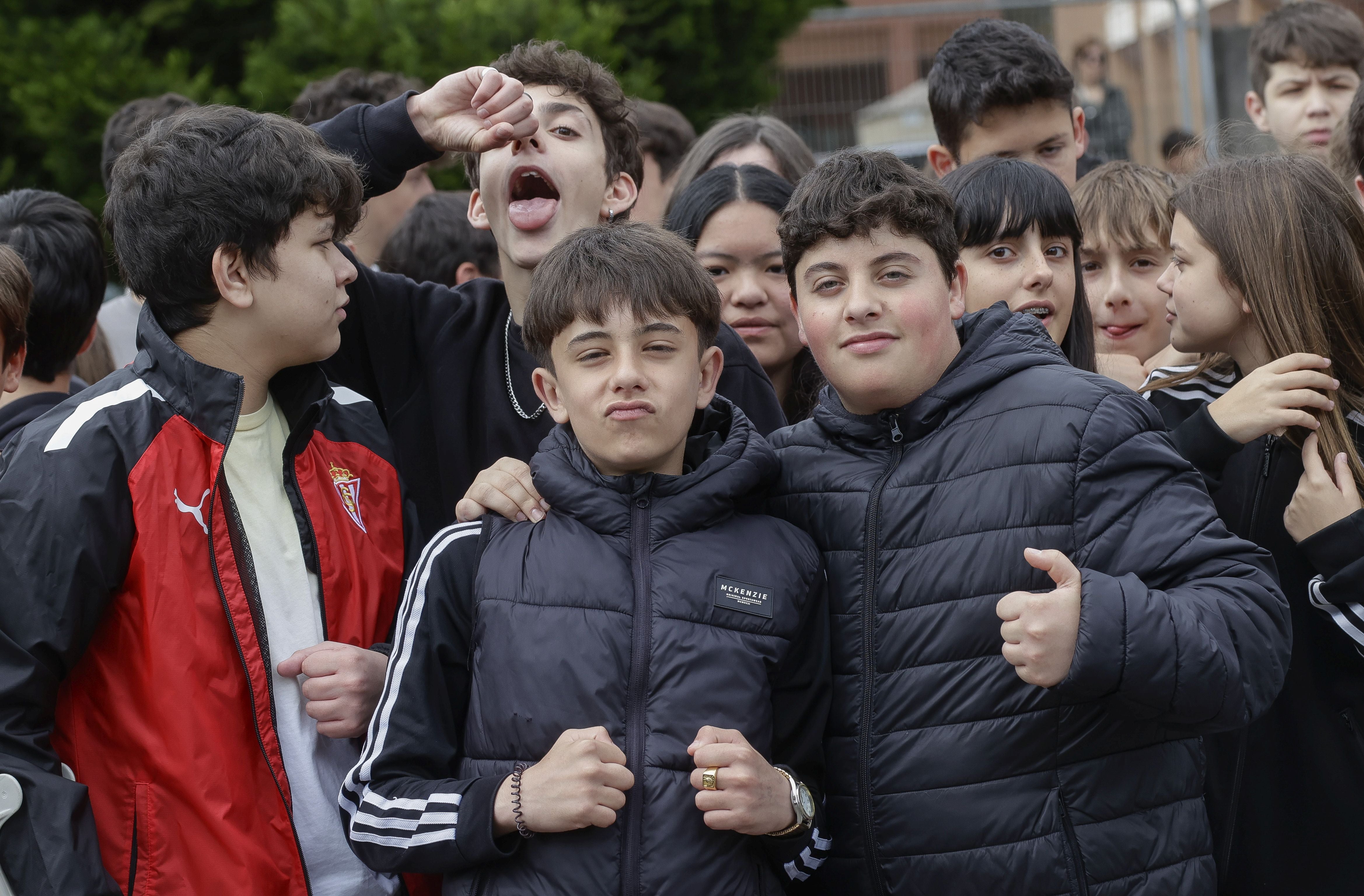 Expectación en El IES Montevil con el izado de la bandera española