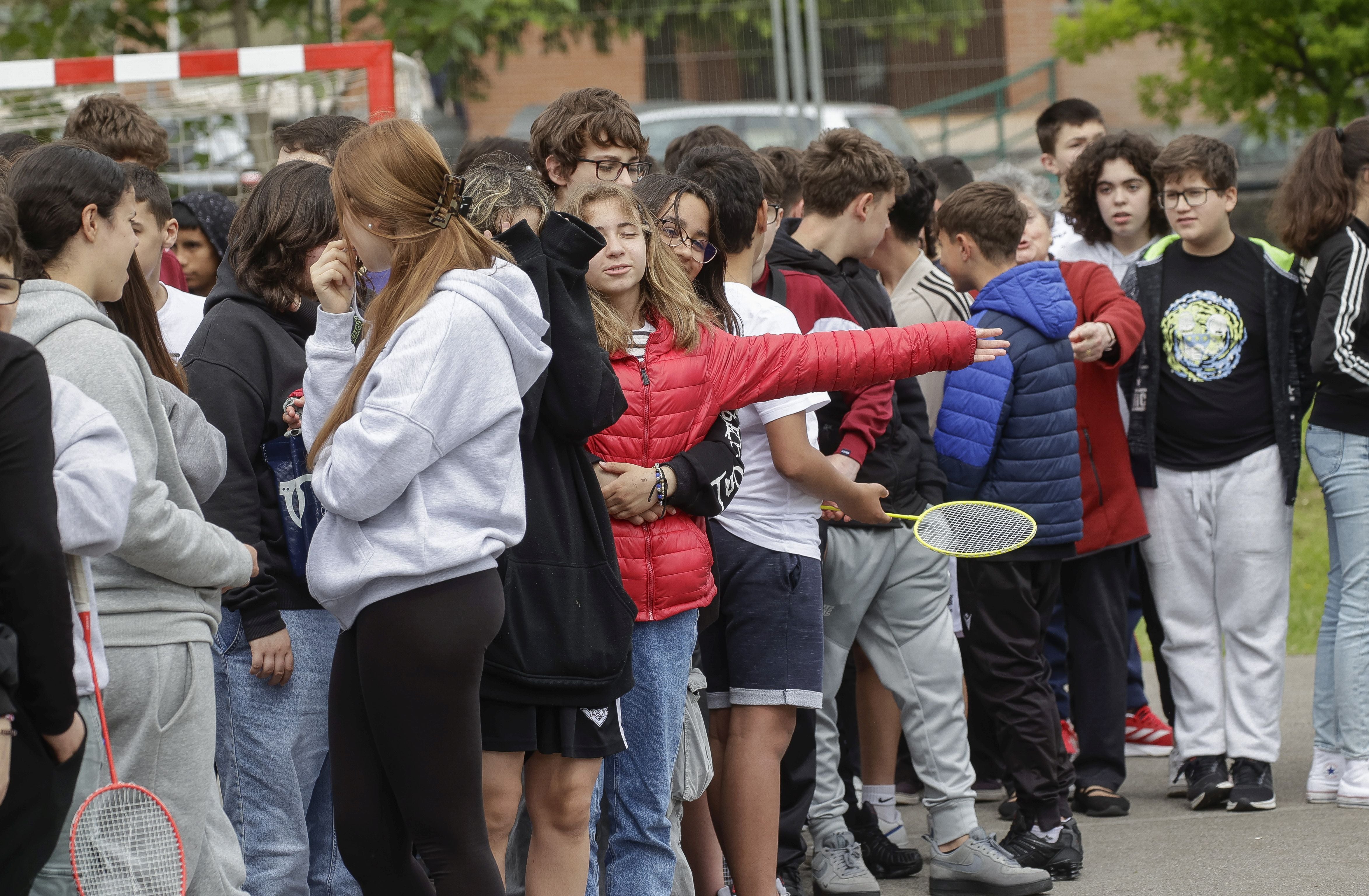 Expectación en El IES Montevil con el izado de la bandera española