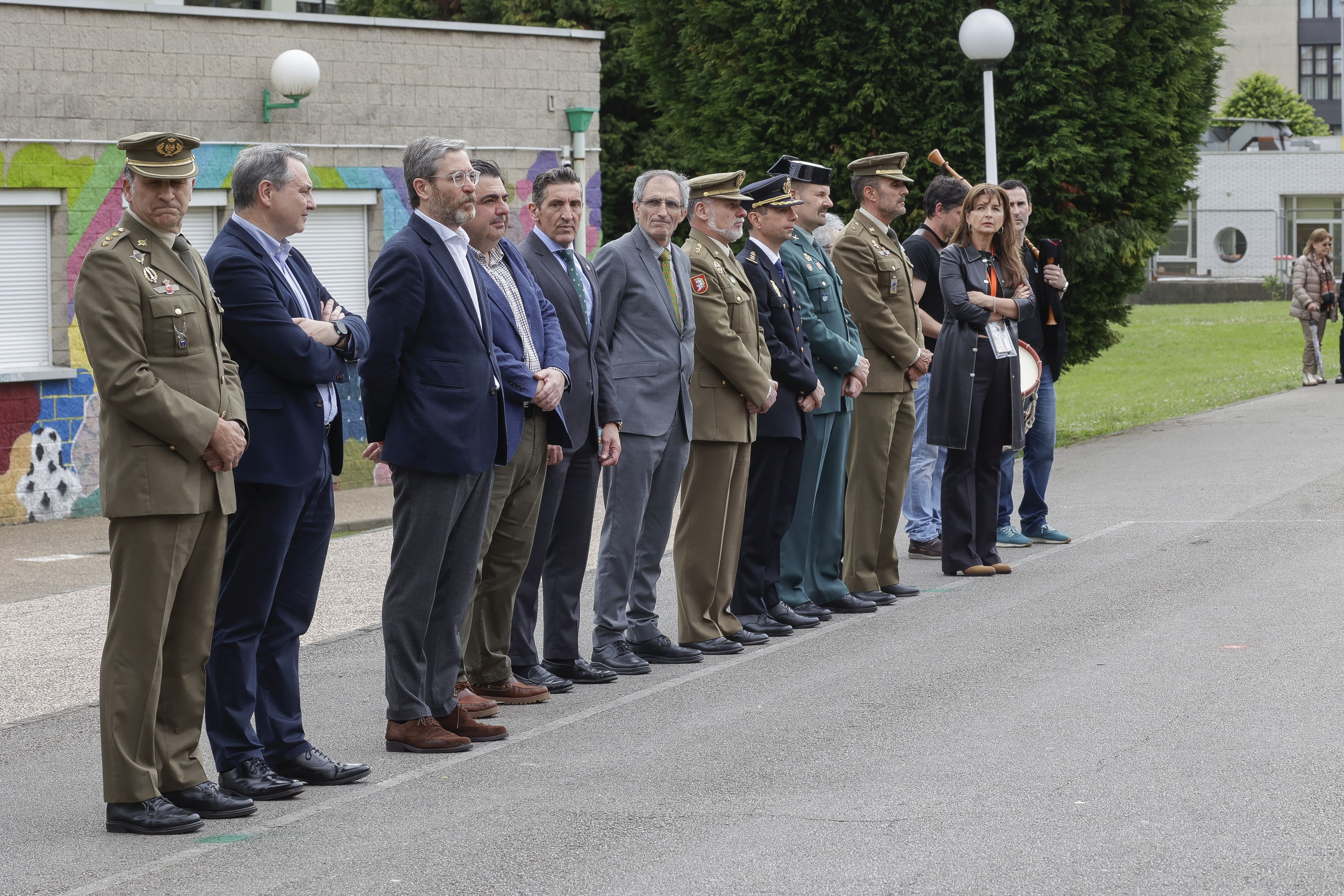 Expectación en El IES Montevil con el izado de la bandera española