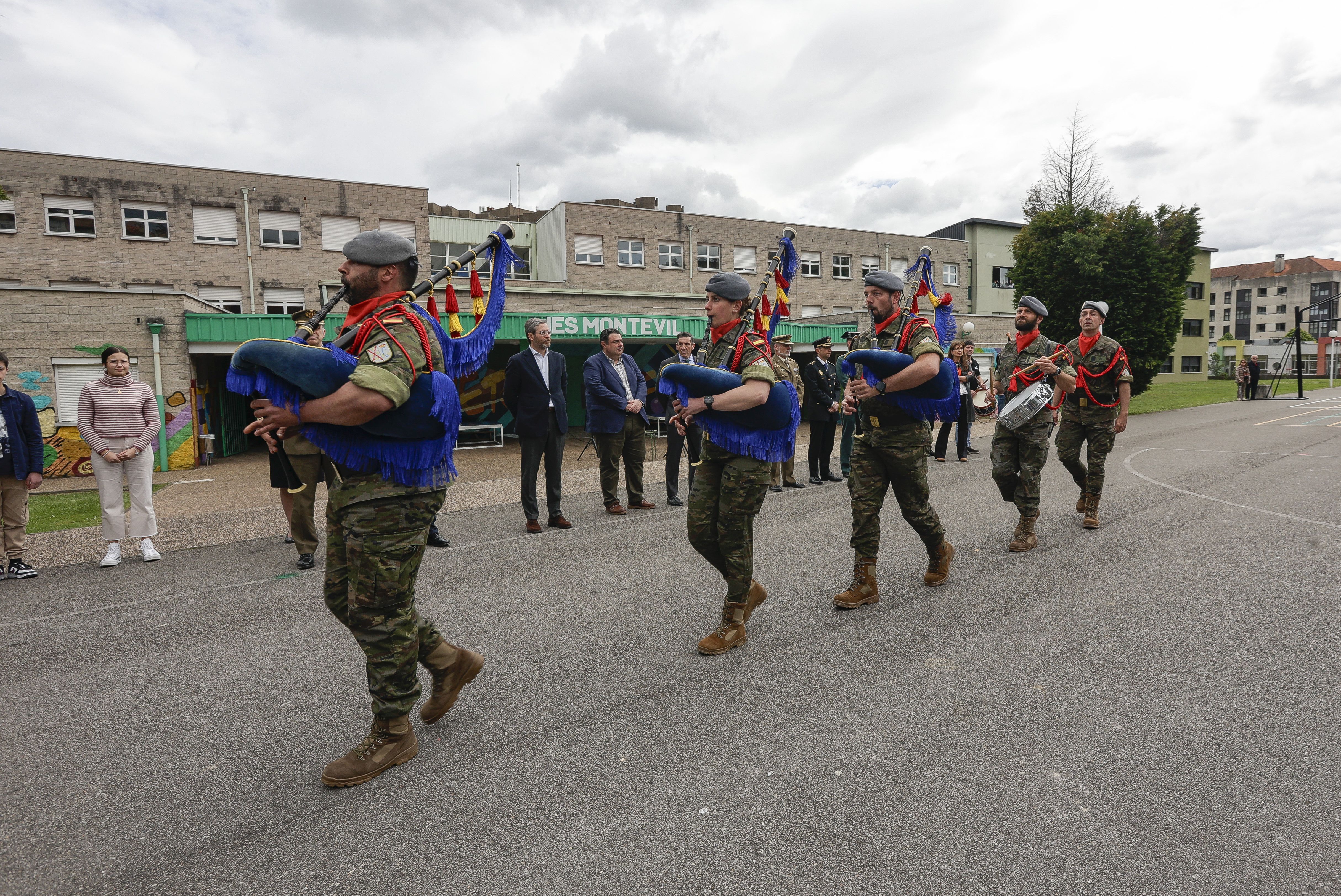 Expectación en El IES Montevil con el izado de la bandera española